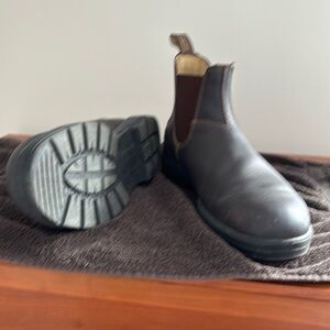 Blundstone number 500 men’s original Chelsea boots in Stout Brown size 12 ￼
